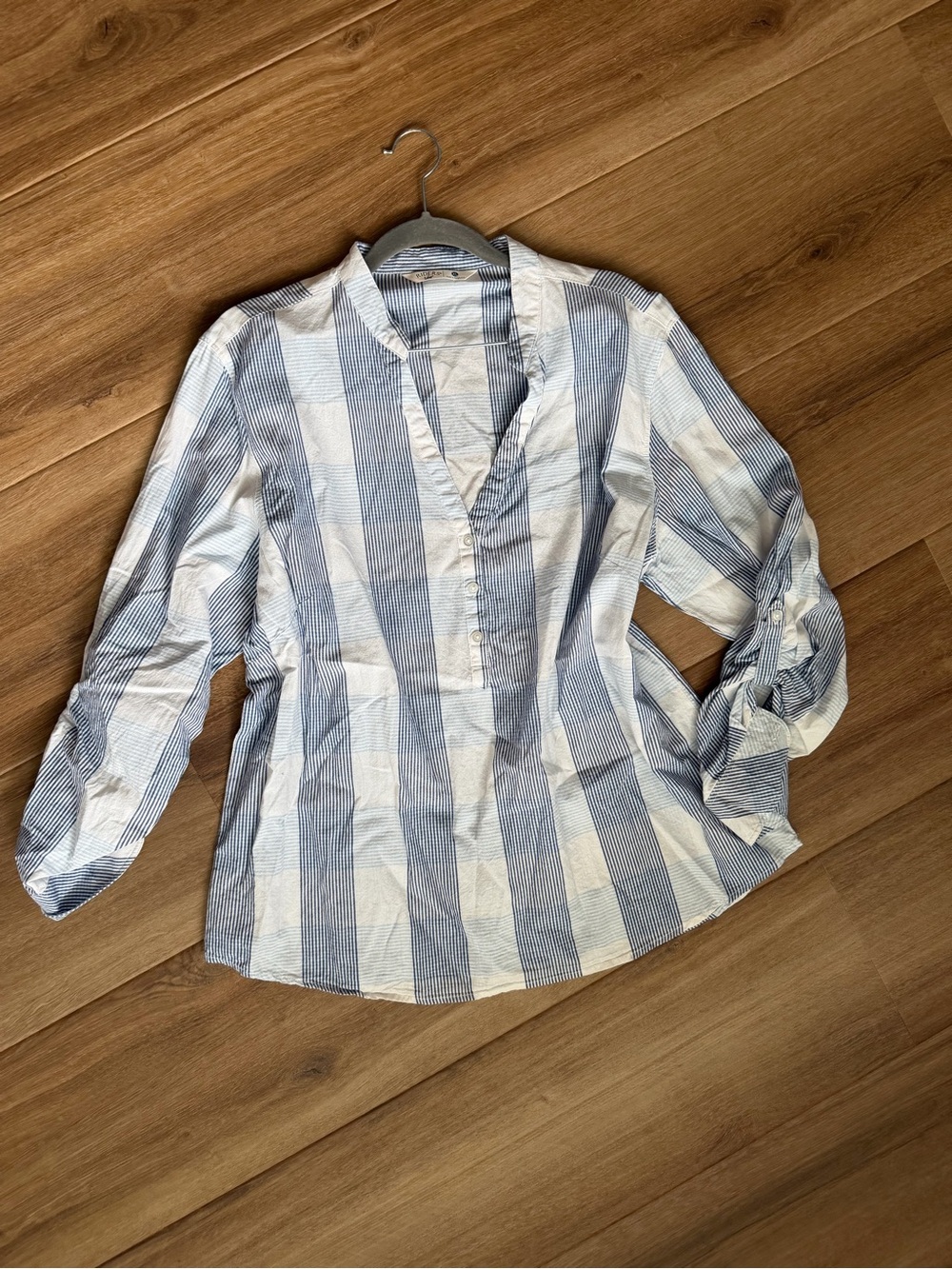 Lee Blue & White Striped Menโs Button-Down Shirt